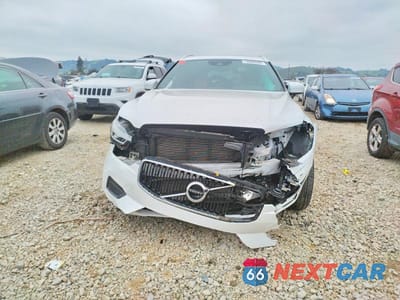 Piąte zdjęcie samochodu w środku: 2019 VOLVO XC60 T5 MOMENTUM VIN:LYV102DK1KB242832 - miniatura