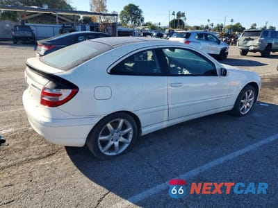 Trzecie zdjęcie samochodu z tyłu: 2002 MERCEDES-BENZ C 230K SPORT COUPE VIN:WDBRN47J22A325081 - miniatura