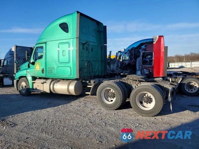 Trzecie zdjęcie samochodu z tyłu: 2018 FREIGHTLINER CASCADIA 125 SEMI TRUCK VIN:3AKJGLDR7JSJV0730 - miniatura