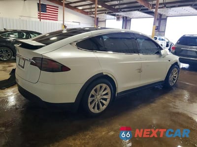 Trzecie zdjęcie samochodu z tyłu: 2018 TESLA MODEL X VIN:5YJXCAE29JF117455 - miniatura