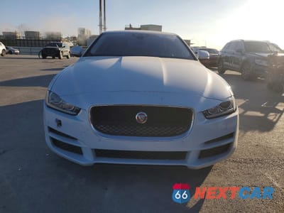 Piąte zdjęcie samochodu w środku: 2017 JAGUAR XE FIRST EDITION VIN:SAJAH4BV4HA946591 - miniatura