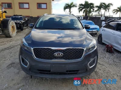 Piąte zdjęcie samochodu w środku: 2018 KIA SORENTO LX VIN:5XYPG4A38JG344438 - miniatura