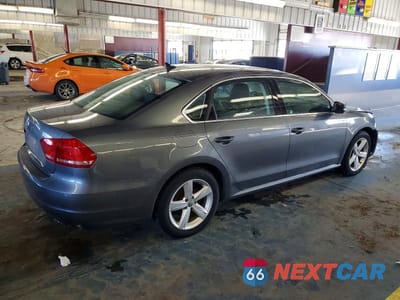 Trzecie zdjęcie samochodu z tyłu: 2015 VOLKSWAGEN PASSAT S VIN:1VWAT7A33FC096093 - miniatura