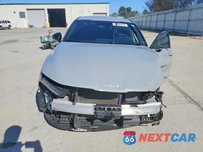 Piąte zdjęcie samochodu w środku: 2022 KIA K5 VIN:5XXG64J29NG083213 - miniatura