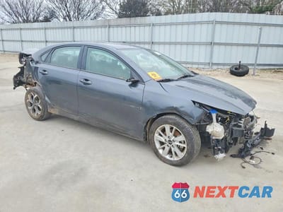 Czwarte zdjęcie samochodu z boku: 2020 KIA FORTE LXS VIN:3KPF24AD2LE224766 - miniatura