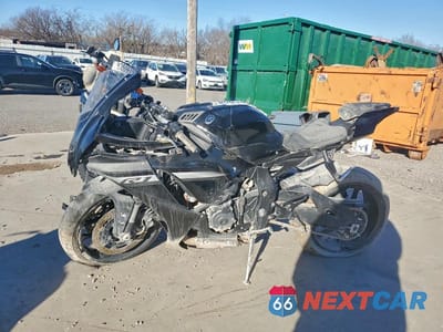 Trzecie zdjęcie samochodu z tyłu: 2024 YAMAHA YZFR1 VIN:JYARN66E1RA004642 - miniatura