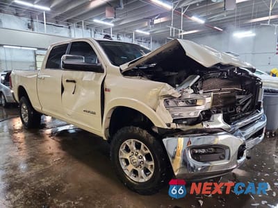 Czwarte zdjęcie samochodu z boku: 2022 RAM 2500 LARAMIE VIN:3C6UR5FJ9NG170341 - miniatura