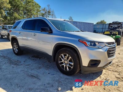 Czwarte zdjęcie samochodu z boku: 2019 CHEVROLET TRAVERSE LS VIN:1GNERFKW6KJ117179 - miniatura