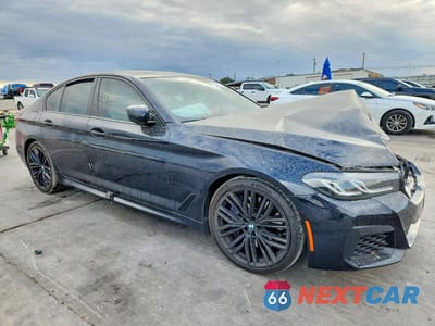 Czwarte zdjęcie samochodu z boku: 2022 BMW M550XI VIN:WBA13BK05NCJ42318 - miniatura