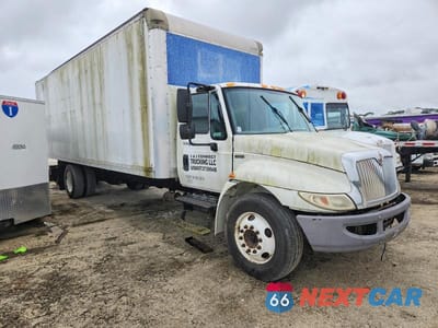 Czwarte zdjęcie samochodu z boku: 2013 INTERNATIONAL 4300 BOX TRUCK VIN:1HTJTSKM3DH151528 - miniatura