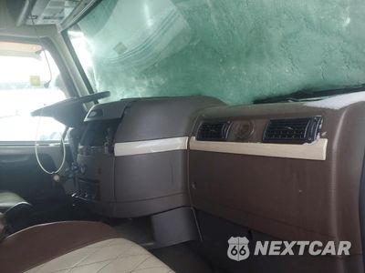 Piąte zdjęcie samochodu w środku: 2015 VOLVO VN VNL VIN:4V4NC9EJ4FN910057 - miniatura