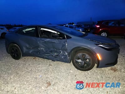 Czwarte zdjęcie samochodu z boku: 2023 TOYOTA PRIUS LE VIN:JTDACAAU7P3000282 - miniatura