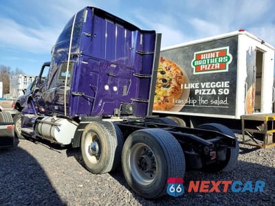 Trzecie zdjęcie samochodu z tyłu: 2022 INTERNATIONAL LT625 SEMI TRUCK VIN:3HSDZTZR0NN296735 - miniatura