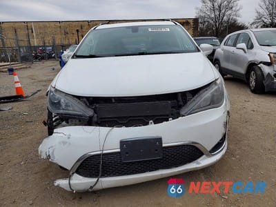 Piąte zdjęcie samochodu w środku: 2019 CHRYSLER PACIFICA TOURING L VIN:2C4RC1BG8KR539943 - miniatura