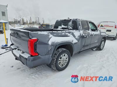 Trzecie zdjęcie samochodu z tyłu: 2024 TOYOTA TUNDRA DOUBLE CAB SR VIN:5TFLA5DA8RX183789 - miniatura