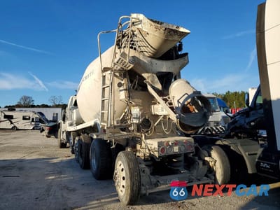 Trzecie zdjęcie samochodu z tyłu: 2025 INTERNATIONAL HX620 READY MIX TRUCK VIN:3HTPCTZT8SN070072 - miniatura