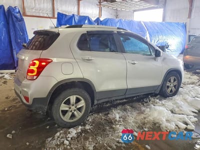 Trzecie zdjęcie samochodu z tyłu: 2020 CHEVROLET TRAX 1LT VIN:KL7CJLSB6LB002268 - miniatura