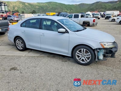 Czwarte zdjęcie samochodu z boku: 2017 VOLKSWAGEN JETTA S VIN:3VW2B7AJ3HM381027 - miniatura