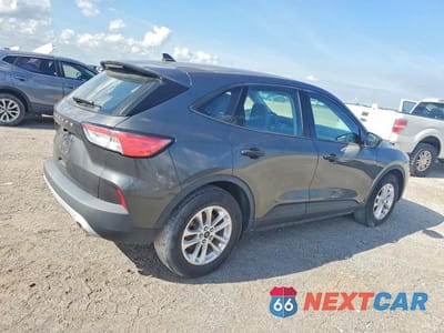 Trzecie zdjęcie samochodu z tyłu: 2020 FORD ESCAPE S VIN:1FMCU0F65LUC54891 - miniatura