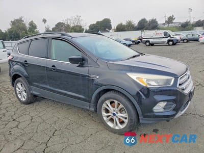 Czwarte zdjęcie samochodu z boku: 2018 FORD ESCAPE SE VIN:1FMCU0GD0JUA31247 - miniatura