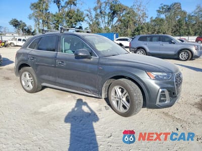 Czwarte zdjęcie samochodu z boku: 2021 AUDI Q5 E PREMIUM PLUS VIN:WA1E2AFY4M2017519 - miniatura