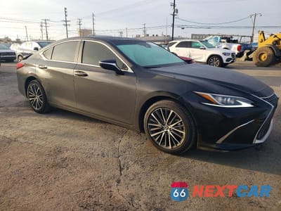 Czwarte zdjęcie samochodu z boku: 2024 LEXUS ES 300H BASE VIN:58ADA1C19RU050690 - miniatura