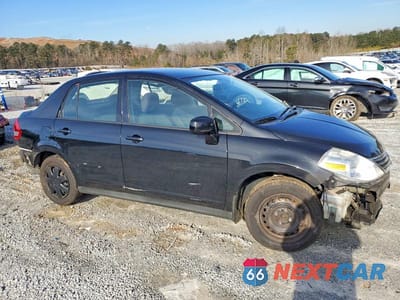 Czwarte zdjęcie samochodu z boku: 2011 NISSAN VERSA S VIN:3N1BC1AP5BL424218 - miniatura