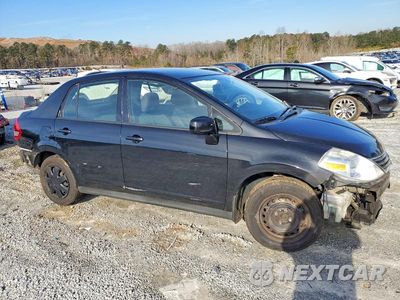 Czwarte zdjęcie samochodu z boku: 2011 NISSAN VERSA S VIN:3N1BC1AP5BL424218 - miniatura