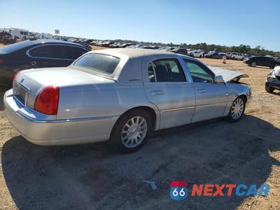 Trzecie zdjęcie samochodu z tyłu: 2007 LINCOLN TOWN CAR SIGNATURE VIN:1LNHM81V97Y601978 - miniatura