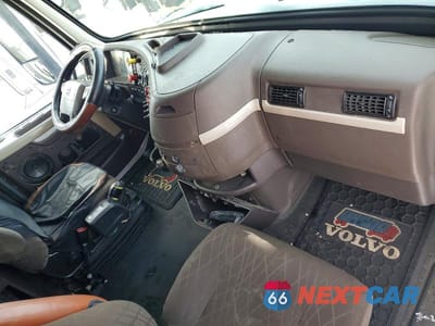 Piąte zdjęcie samochodu w środku: 2017 VOLVO VNL SEMI TRUCK VIN:4V4NC9EH0HN982194 - miniatura