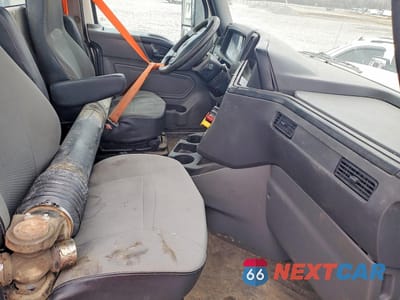 Piąte zdjęcie samochodu w środku: 2018 INTERNATIONAL RH613 - SEMI TRUCK VIN:3HSDWTZR4JN794164 - miniatura