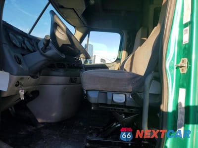 Piąte zdjęcie samochodu w środku: 2018 FREIGHTLINER CASCADIA 125 SEMI TRUCK VIN:3AKJGLDR7JSJV0730 - miniatura