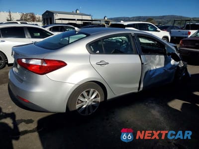 Trzecie zdjęcie samochodu z tyłu: 2014 KIA FORTE LX VIN:KNAFX4A66E5166000 - miniatura