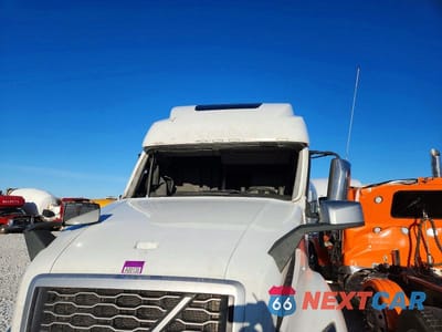 Zdjęcie 9 z 10 samochodu: 2023 VOLVO VNL SEMI TRUCK VIN:4V4NC9EH4PN619153 - miniatura
