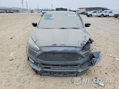 Piąte zdjęcie samochodu w środku: 2016 FORD FOCUS ST VIN:1FADP3L98GL406941 - miniatura