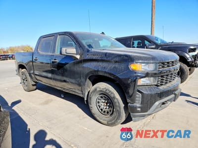 Czwarte zdjęcie samochodu z boku: 2021 CHEVROLET SILVERADO C1500 CUSTOM VIN:3GCPWBEKXMG312041 - miniatura