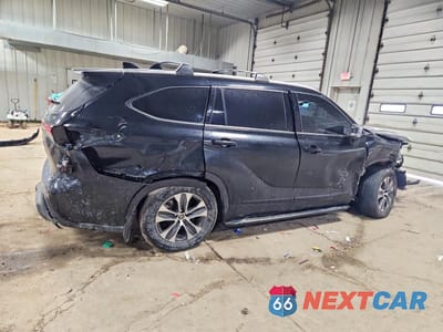 Trzecie zdjęcie samochodu z tyłu: 2022 TOYOTA HIGHLANDER XLE VIN:5TDGZRBH0NS193301 - miniatura