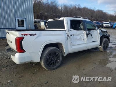Trzecie zdjęcie samochodu z tyłu: 2024 TOYOTA TUNDRA CREWMAX SR VIN:5TFLA5DB7RX133670 - miniatura