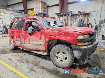 Czwarte zdjęcie samochodu z boku: 2002 CHEVROLET TAHOE C1500 VIN:1GNEC13V32R118219 - miniatura