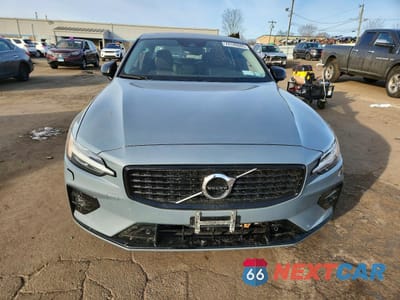 Piąte zdjęcie samochodu w środku: 2022 VOLVO S60 B5 MOMENTUM VIN:7JRL12FZ6NG155941 - miniatura