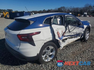 Trzecie zdjęcie samochodu z tyłu: 2025 CHEVROLET TRAX LS VIN:KL77LFEP1SC256337 - miniatura