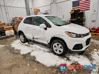 Czwarte zdjęcie samochodu z boku: 2020 CHEVROLET TRAX LS VIN:3GNCJNSBXLL264721 - miniatura