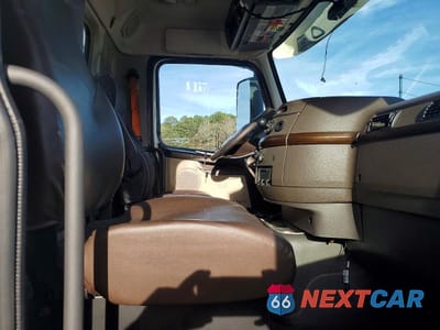 Piąte zdjęcie samochodu w środku: 2017 VOLVO VN VNL VIN:4V4N39TG9HN987968 - miniatura