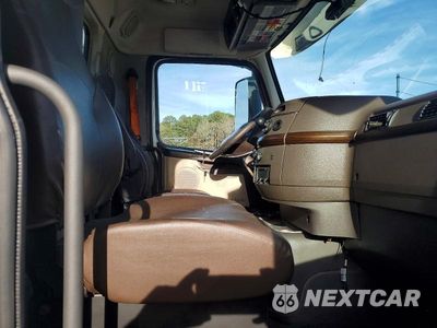 Piąte zdjęcie samochodu w środku: 2017 VOLVO VN VNL VIN:4V4N39TG9HN987968 - miniatura