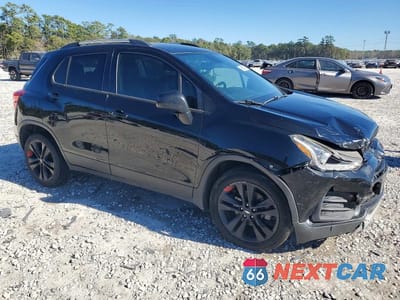 Czwarte zdjęcie samochodu z boku: 2020 CHEVROLET TRAX 1LT VIN:3GNCJLSB6LL283240 - miniatura