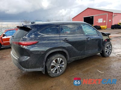 Trzecie zdjęcie samochodu z tyłu: 2022 TOYOTA HIGHLANDER XLE VIN:5TDGZRBH7NS221367 - miniatura