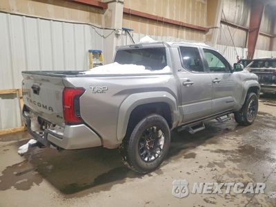 Trzecie zdjęcie samochodu z tyłu: 2024 TOYOTA TACOMA DOUBLE CAB VIN:3TYKB5FN5RT002313 - miniatura