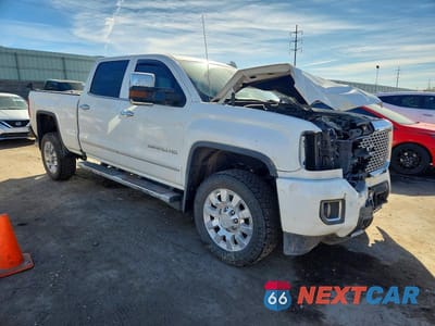 Czwarte zdjęcie samochodu z boku: 2016 GMC SIERRA K2500 DENALI VIN:1GT12UE81GF237382 - miniatura