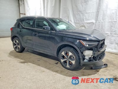 Czwarte zdjęcie samochodu z boku: 2025 VOLVO XC40 CORE VIN:YV4L12UJ2S2607465 - miniatura