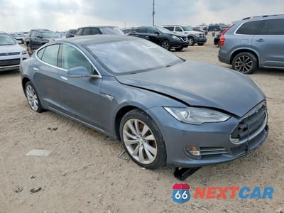 Czwarte zdjęcie samochodu z boku: 2013 TESLA MODEL S VIN:5YJSA1CN5DFP30142 - miniatura